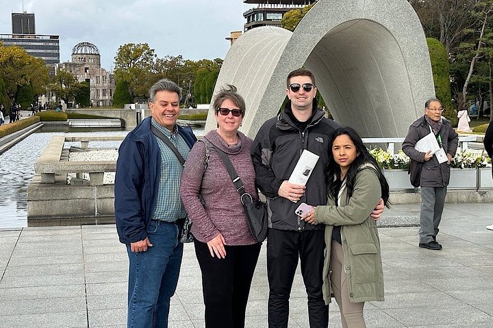 Privat guidad vandringstur till Hiroshimas historiska platser, inklusive Fredsmonumentmuseet och Hiroshimas slott, foto 20 | wizardtrip