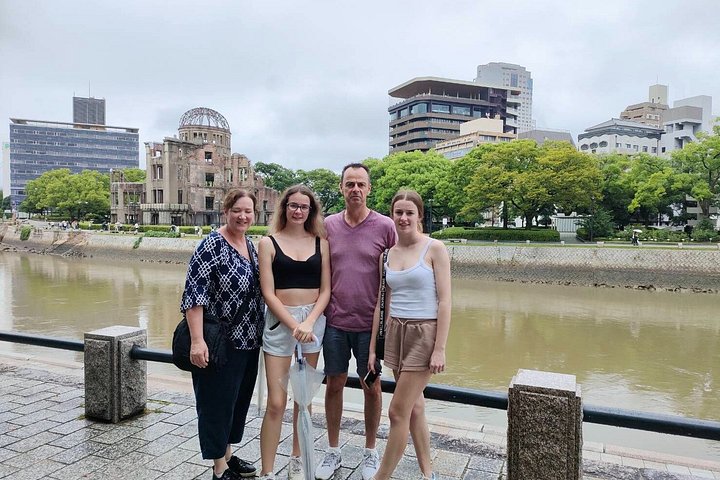 Privat guidad vandringstur till Hiroshimas historiska platser, inklusive Fredsmonumentmuseet och Hiroshimas slott, foto 21 | wizardtrip