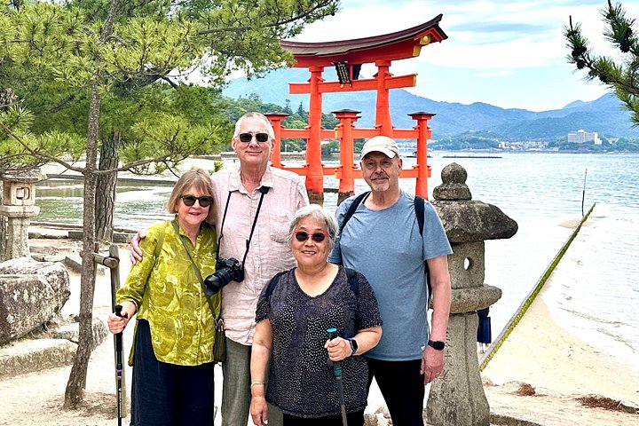 Privat guidad vandringstur till Hiroshimas historiska platser, inklusive Fredsmonumentmuseet och Hiroshimas slott, foto 28 | wizardtrip