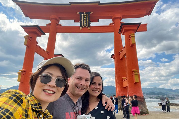 Privat guidad vandringstur till Hiroshimas historiska platser, inklusive Fredsmonumentmuseet och Hiroshimas slott, foto 39 | wizardtrip
