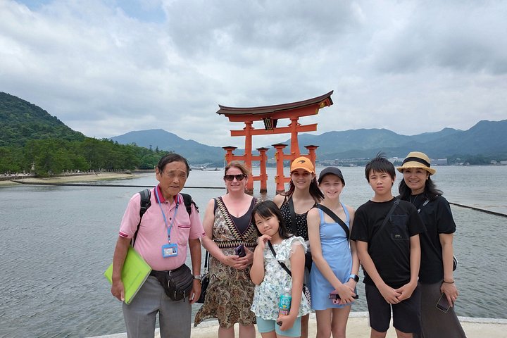 Privat guidad vandringstur till Hiroshimas historiska platser, inklusive Fredsmonumentmuseet och Hiroshimas slott, foto 47 | wizardtrip