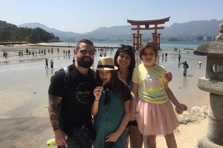 Privat guidet tur til Hiroshima Peace Memorial Park, Shukkeien Garden, Hiroshima slott og Miyajima Island med Itsukushima-helligdommen, foto 8 | wizardtrip