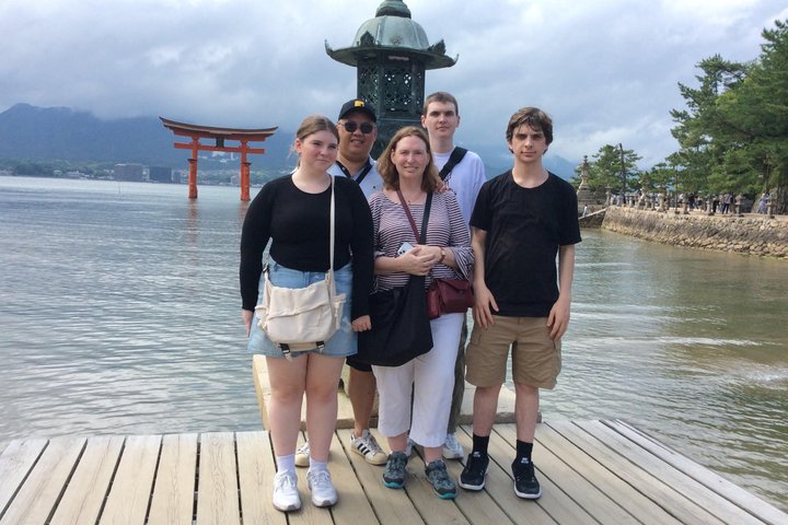 Privat guidet tur til Hiroshima Peace Memorial Park, Shukkeien Garden, Hiroshima slott og Miyajima Island med Itsukushima-helligdommen, foto 37 | wizardtrip