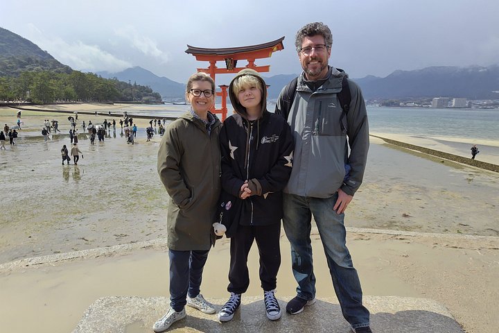 Privat guidet tur til Hiroshima Peace Memorial Park, Shukkeien Garden, Hiroshima slott og Miyajima Island med Itsukushima-helligdommen, foto 42 | wizardtrip