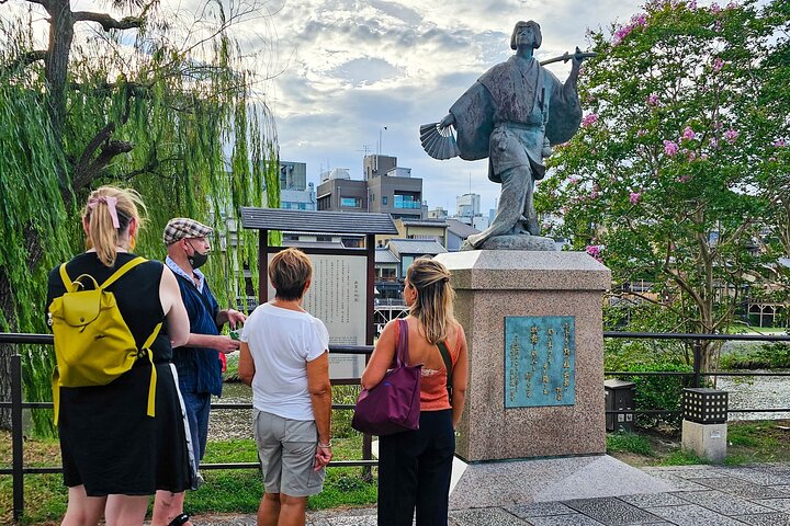 Passeio noturno a pé pelo histórico distrito das gueixas de Gion, em Kyoto, explorando templos e ruas tradicionais, foto 12 | wizardtrip