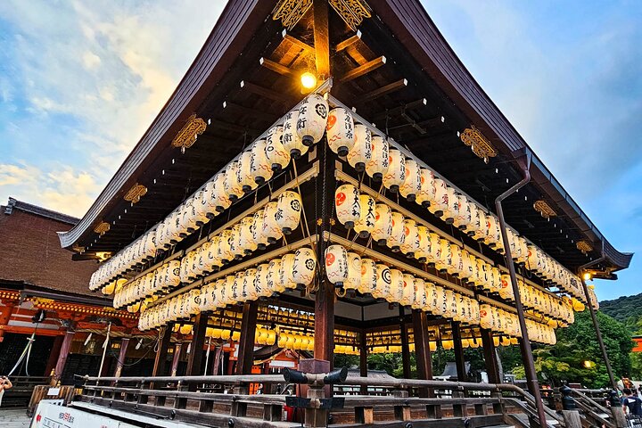 Passeio noturno a pé pelo histórico distrito das gueixas de Gion, em Kyoto, explorando templos e ruas tradicionais, foto 13 | wizardtrip