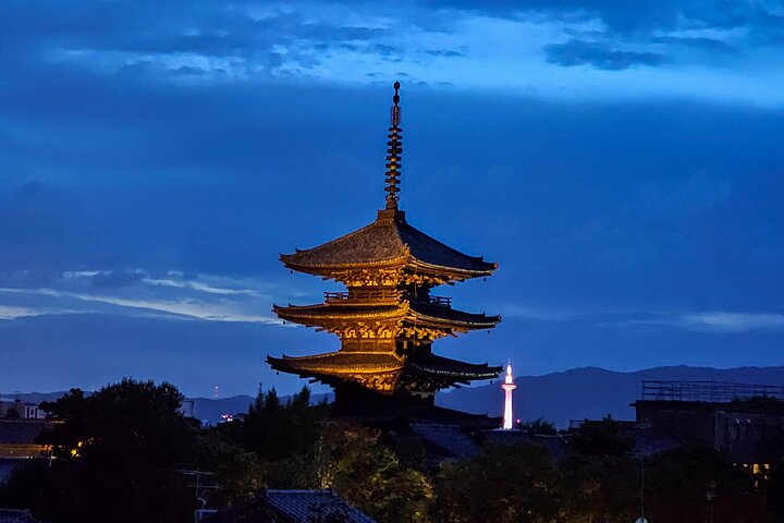 Passeio noturno a pé pelo histórico distrito das gueixas de Gion, em Kyoto, explorando templos e ruas tradicionais, foto 15 | wizardtrip