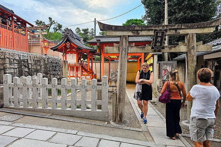 Passeio noturno a pé pelo histórico distrito das gueixas de Gion, em Kyoto, explorando templos e ruas tradicionais, foto 16 | wizardtrip