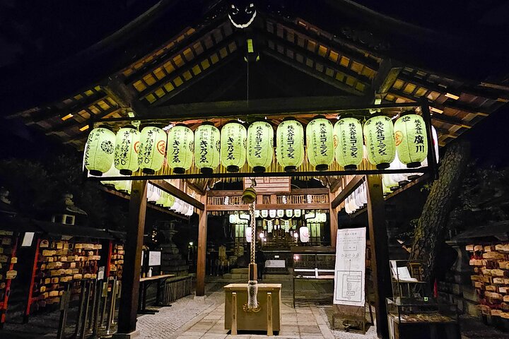 Passeio noturno a pé pelo histórico distrito das gueixas de Gion, em Kyoto, explorando templos e ruas tradicionais, foto 18 | wizardtrip
