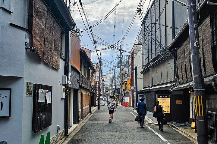 Passeio noturno a pé pelo histórico distrito das gueixas de Gion, em Kyoto, explorando templos e ruas tradicionais, foto 19 | wizardtrip
