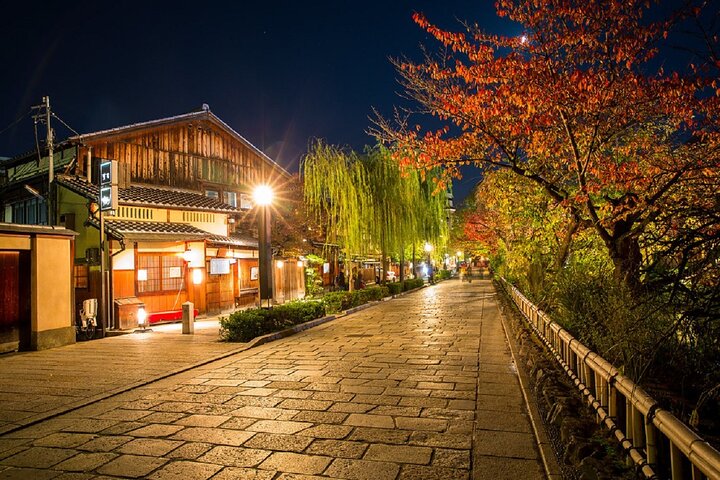 Passeio noturno a pé pelo histórico distrito das gueixas de Gion, em Kyoto, explorando templos e ruas tradicionais, foto 25 | wizardtrip