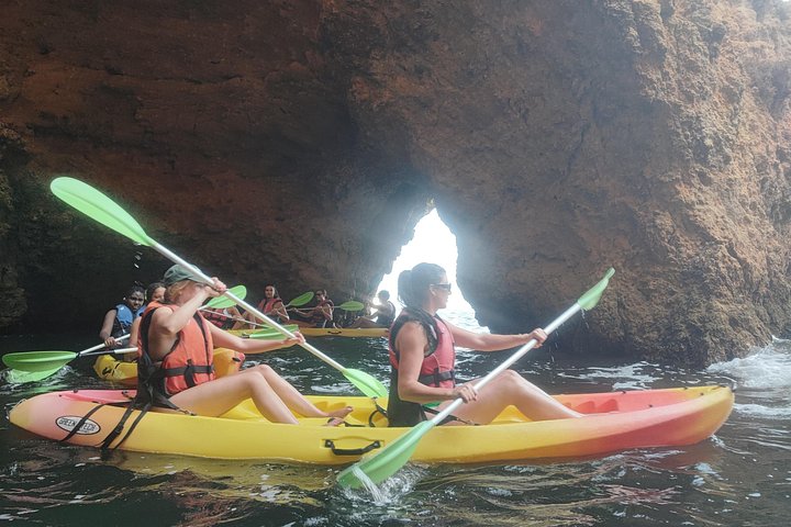 Excursion en kayak explorant les grottes marines et les formations rocheuses de Ponta da Piedade à Lagos, Portugal, photo 6 | wizardtrip