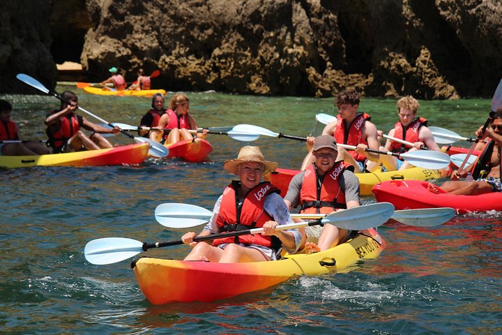 Excursion en kayak explorant les grottes marines et les formations rocheuses de Ponta da Piedade à Lagos, Portugal, photo 11 | wizardtrip