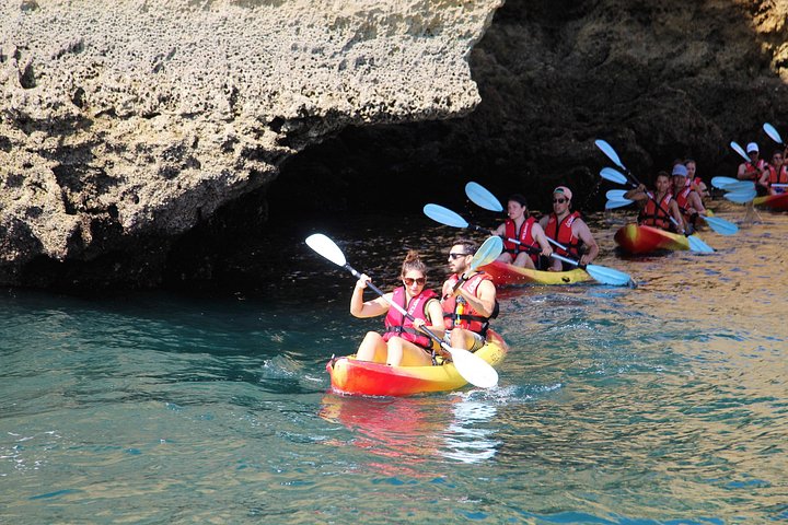 Excursion en kayak explorant les grottes marines et les formations rocheuses de Ponta da Piedade à Lagos, Portugal, photo 16 | wizardtrip