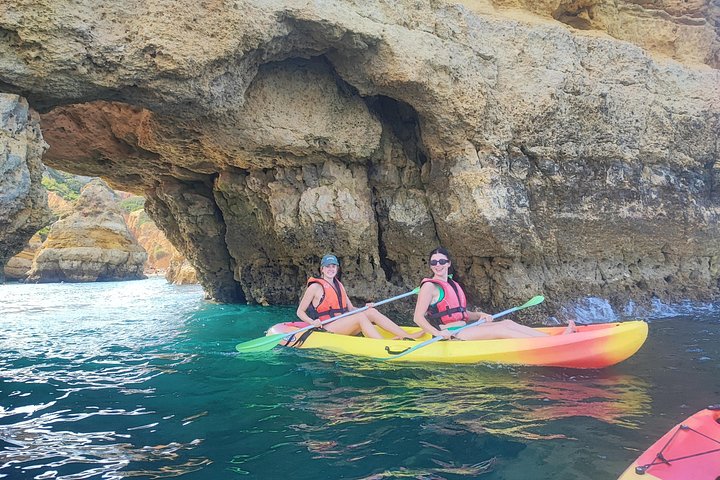 Excursion en kayak explorant les grottes marines et les formations rocheuses de Ponta da Piedade à Lagos, Portugal, photo 17 | wizardtrip
