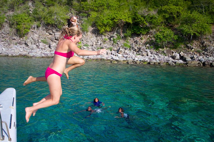 Een catamaran zeilt op turquoise wateren bij St Kitts, met mensen die snorkelen en lunchen, foto 6 | wizardtrip