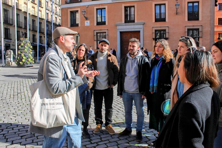 En guidet tur i Madrid, der udforsker historiske taverner, nyder tapas og lærer om lokal historie og vin, foto 8 | wizardtrip