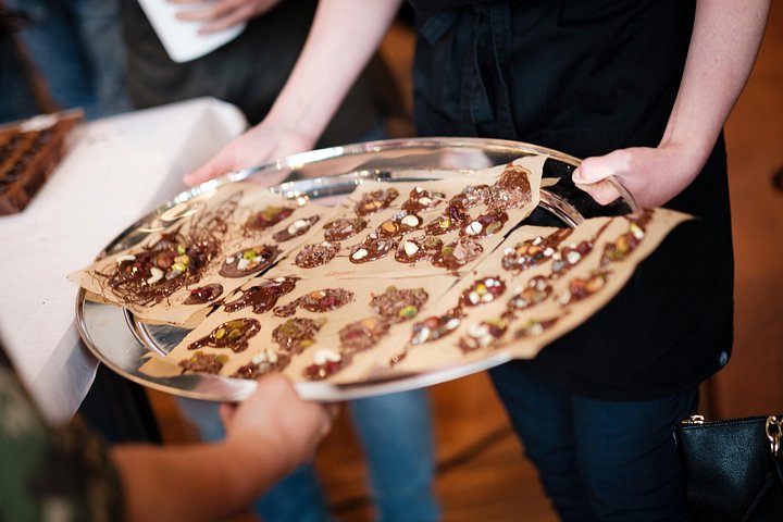 Praktischer Workshop zur Herstellung belgischer Pralinen in Brüssel, bei dem Pralinen und "Mendiants" kreiert werden, Foto 14 | wizardtrip