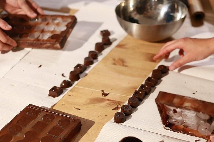 Praktischer Workshop zur Herstellung belgischer Pralinen in Brüssel, bei dem Pralinen und "Mendiants" kreiert werden, Foto 17 | wizardtrip