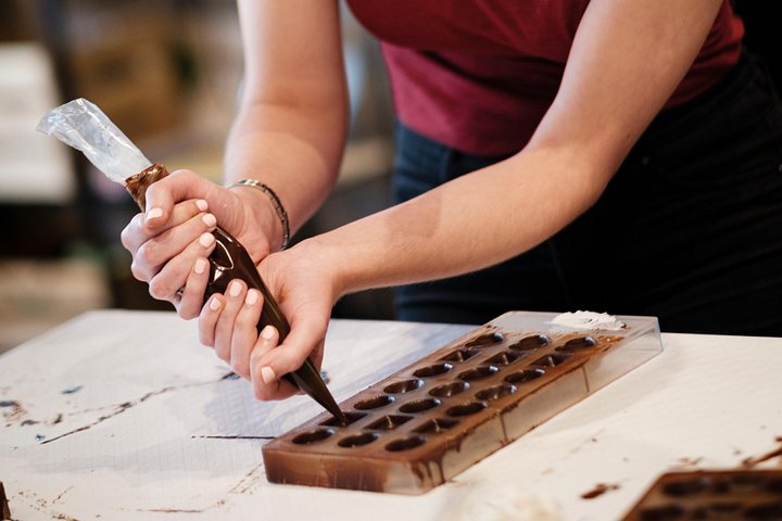 Praktischer Workshop zur Herstellung belgischer Pralinen in Brüssel, bei dem Pralinen und "Mendiants" kreiert werden, Foto 19 | wizardtrip