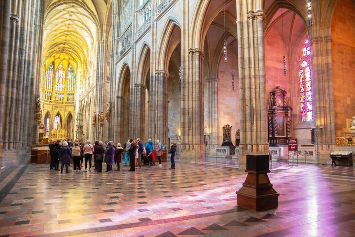 Visita guiada a pie por el Castillo de Praga, incluyendo la Catedral de San Vito y el Callejón del Oro, foto 16 | wizardtrip
