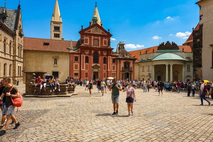 Visita guiada a pie por el Castillo de Praga, incluyendo la Catedral de San Vito y el Callejón del Oro, foto 21 | wizardtrip