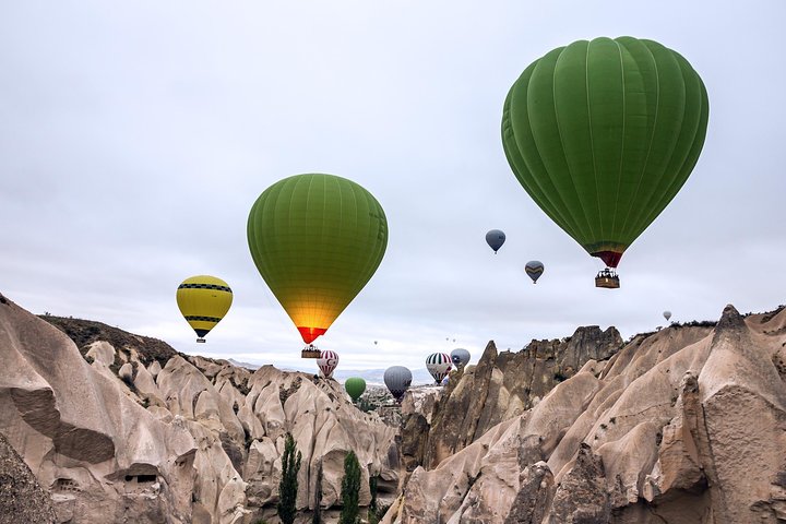 Voo de balão de ar quente sobre as chaminés de fada e vales únicos da Capadócia, Turquia, ao nascer do sol, foto 6 | wizardtrip