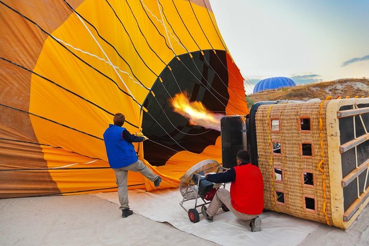 Voo de balão de ar quente sobre as chaminés de fada e vales únicos da Capadócia, Turquia, ao nascer do sol, foto 7 | wizardtrip