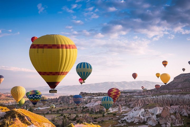 Voo de balão de ar quente sobre as chaminés de fada e vales únicos da Capadócia, Turquia, ao nascer do sol, foto 8 | wizardtrip