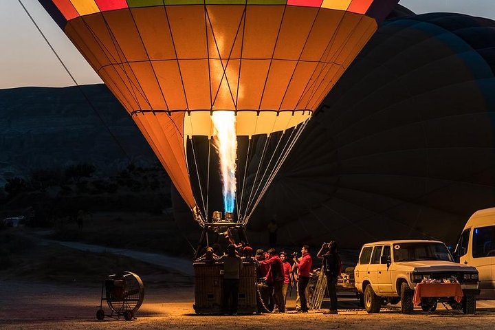 Voo de balão de ar quente sobre as chaminés de fada e vales únicos da Capadócia, Turquia, ao nascer do sol, foto 9 | wizardtrip