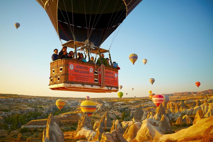 Voo de balão de ar quente sobre as chaminés de fada e vales únicos da Capadócia, Turquia, ao nascer do sol, foto 10 | wizardtrip