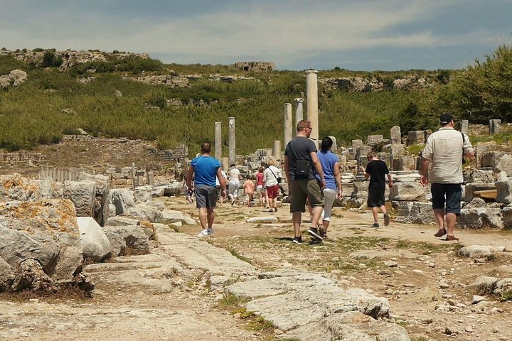Antikke ruiner og naturlige fossefall på en historisk tur fra Antalya, Tyrkia, foto 6 | wizardtrip