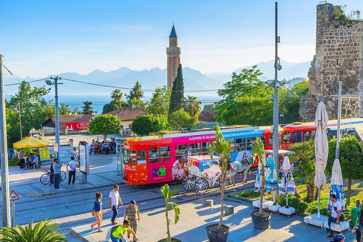 Turistas visitando las cascadas y el casco antiguo de Antalya, en Turquía, foto 6 | wizardtrip