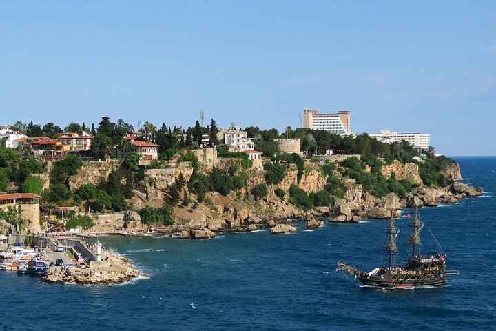 Turistas visitando las cascadas y el casco antiguo de Antalya, en Turquía, foto 7 | wizardtrip