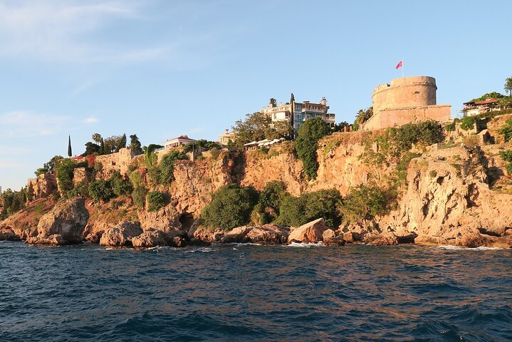 Turistas visitando las cascadas y el casco antiguo de Antalya, en Turquía, foto 8 | wizardtrip