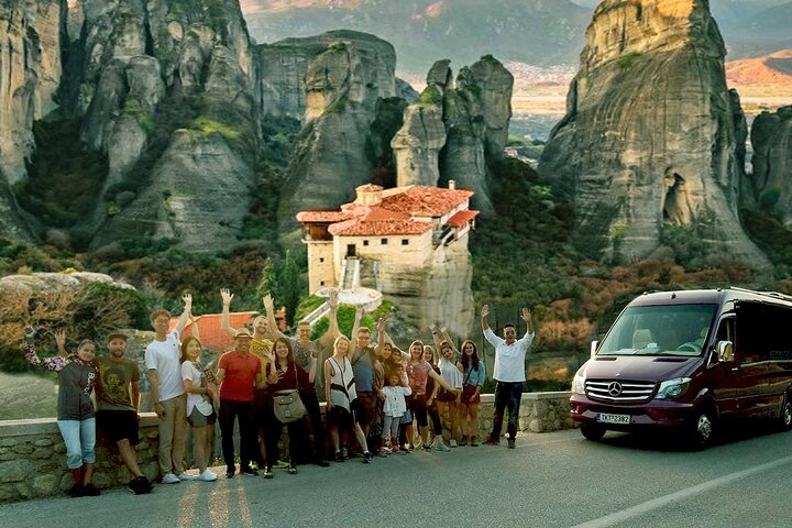 Athen: Meteora-Tagesausflug um 9 Uhr, Höhlen, Stopps am Meer & Mittagessen | wizardtrip