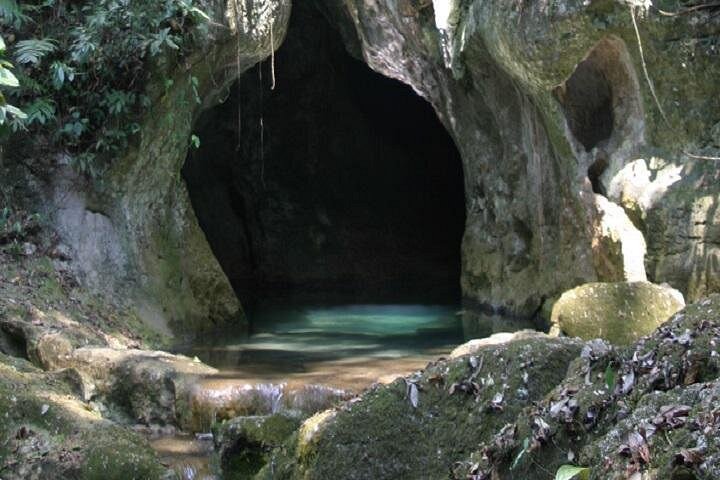 Explorez la mystique grotte Actun Tunichil Muknal au Belize, un site Maya sacré avec des artefacts anciens et des formations naturelles époustouflantes, photo 7 | wizardtrip