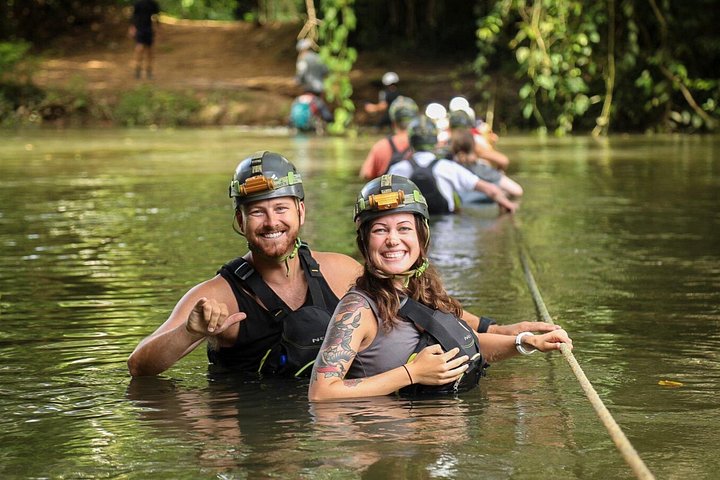 Explorez la mystique grotte Actun Tunichil Muknal au Belize, un site Maya sacré avec des artefacts anciens et des formations naturelles époustouflantes, photo 8 | wizardtrip
