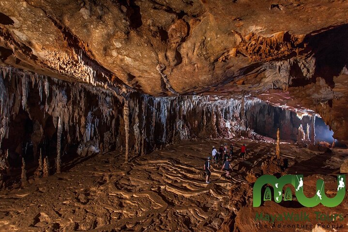 Explorez la mystique grotte Actun Tunichil Muknal au Belize, un site Maya sacré avec des artefacts anciens et des formations naturelles époustouflantes, photo 9 | wizardtrip