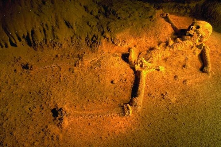 Explorez la mystique grotte Actun Tunichil Muknal au Belize, un site Maya sacré avec des artefacts anciens et des formations naturelles époustouflantes, photo 10 | wizardtrip