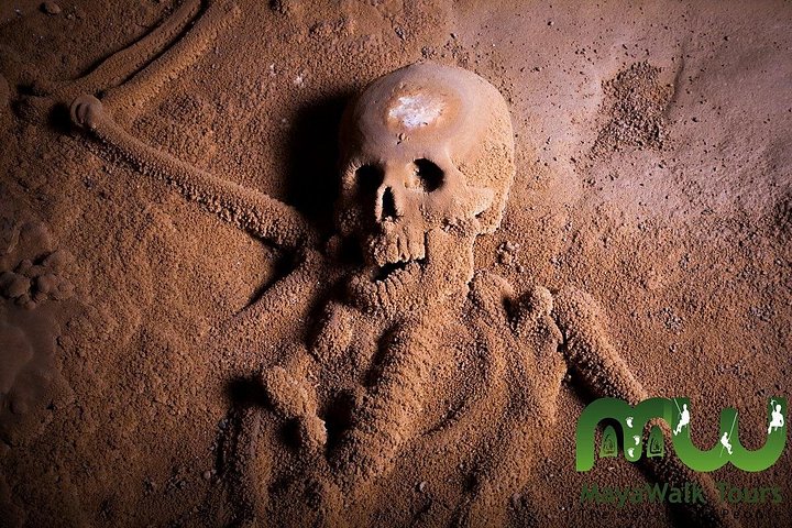 Explorez la mystique grotte Actun Tunichil Muknal au Belize, un site Maya sacré avec des artefacts anciens et des formations naturelles époustouflantes, photo 12 | wizardtrip