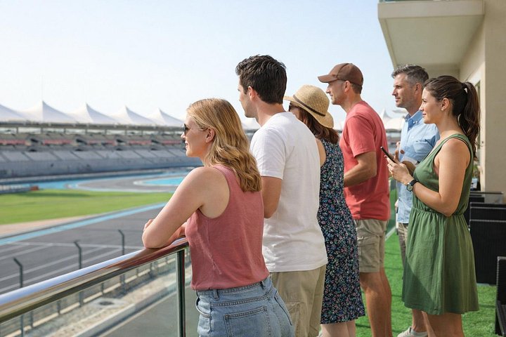 Passeio de dia inteiro de Dubai para Abu Dhabi, com locais culturais e o parque temático Ferrari World, foto 8 | wizardtrip