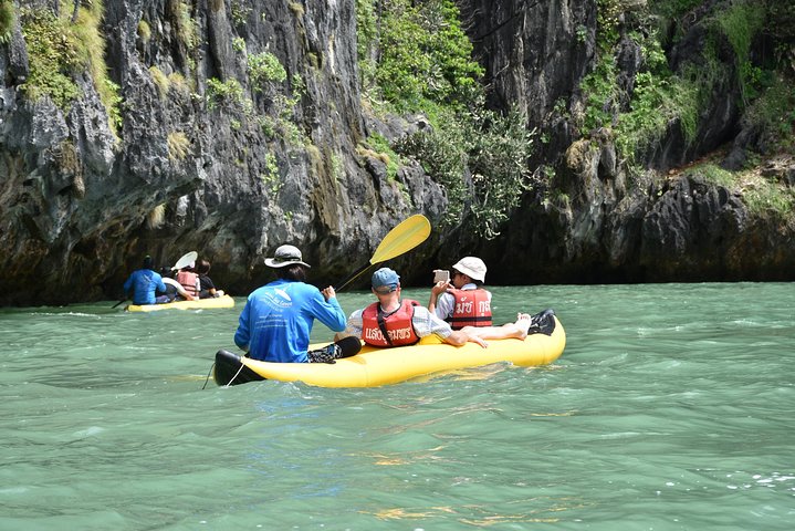 Kayak por cuevas marinas y lagunas en la bahía de Phang Nga, Tailandia, durante una excursión de un día, foto 10 | wizardtrip