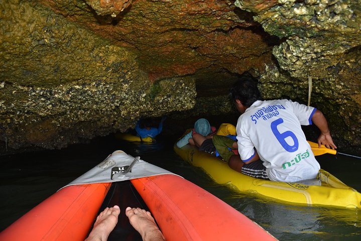 Kayak por cuevas marinas y lagunas en la bahía de Phang Nga, Tailandia, durante una excursión de un día, foto 11 | wizardtrip