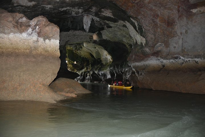 Kayak por cuevas marinas y lagunas en la bahía de Phang Nga, Tailandia, durante una excursión de un día, foto 15 | wizardtrip