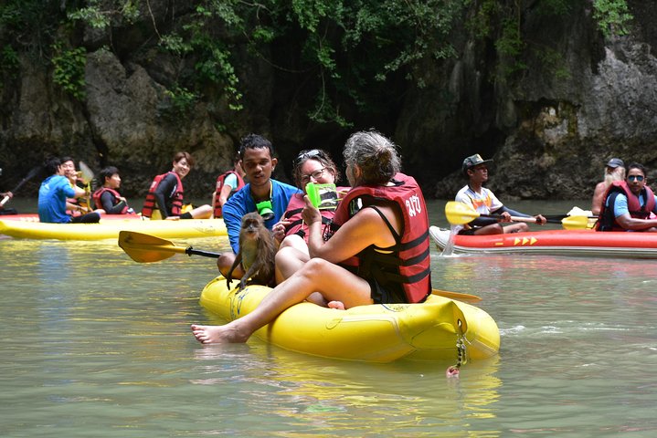 Kayak por cuevas marinas y lagunas en la bahía de Phang Nga, Tailandia, durante una excursión de un día, foto 16 | wizardtrip
