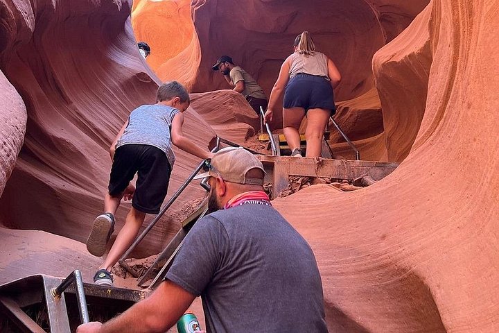 Dagtocht naar Antelope Canyon en Horseshoe Bend vanuit Flagstaff, Arizona, met prachtige natuurlijke landschappen en rotsformaties, foto 9 | wizardtrip