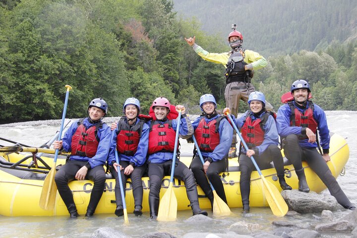Experimente rafting emocionante em águas bravas no Rio Elaho em Squamish, Colúmbia Britânica, rodeado por uma natureza deslumbrante, foto 6 | wizardtrip