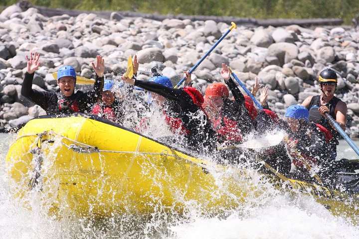 Experimente rafting emocionante em águas bravas no Rio Elaho em Squamish, Colúmbia Britânica, rodeado por uma natureza deslumbrante, foto 7 | wizardtrip