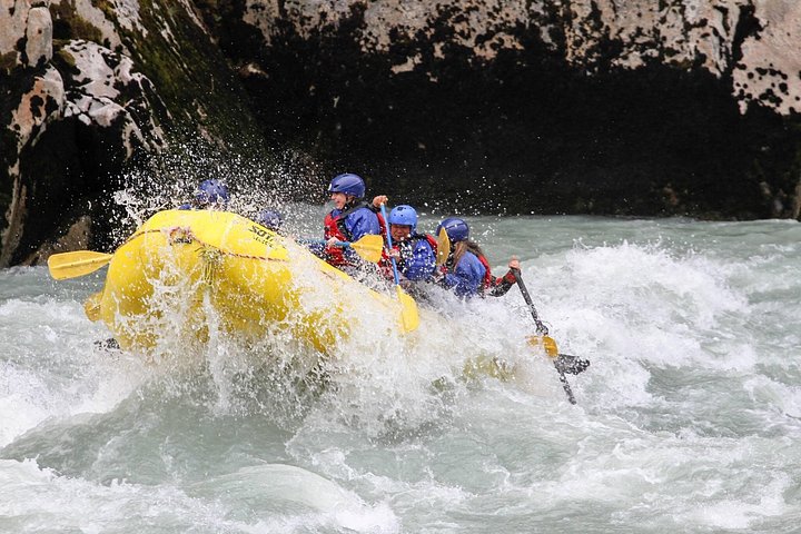 Experimente rafting emocionante em águas bravas no Rio Elaho em Squamish, Colúmbia Britânica, rodeado por uma natureza deslumbrante, foto 8 | wizardtrip